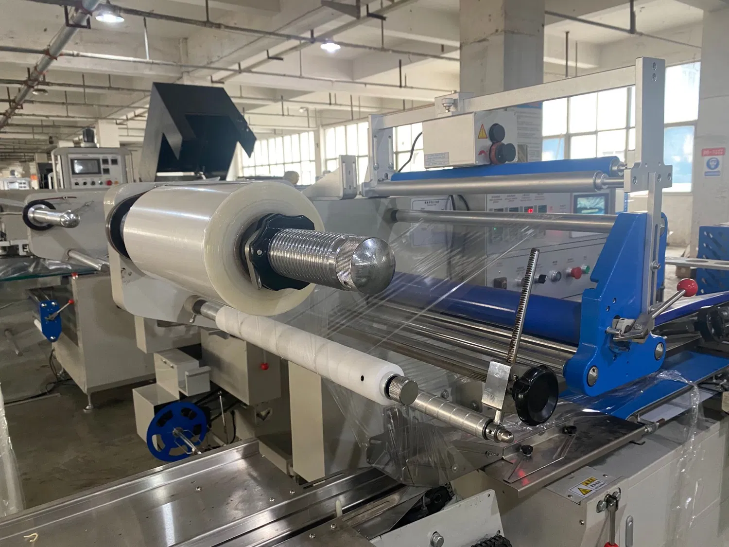 Automatic Jelly Sealing and Cutting Heat Shrink Tunnel Packaging Machine Thermal Shrink Packaging Machine Convenient for Man-Machine Communication and Operation