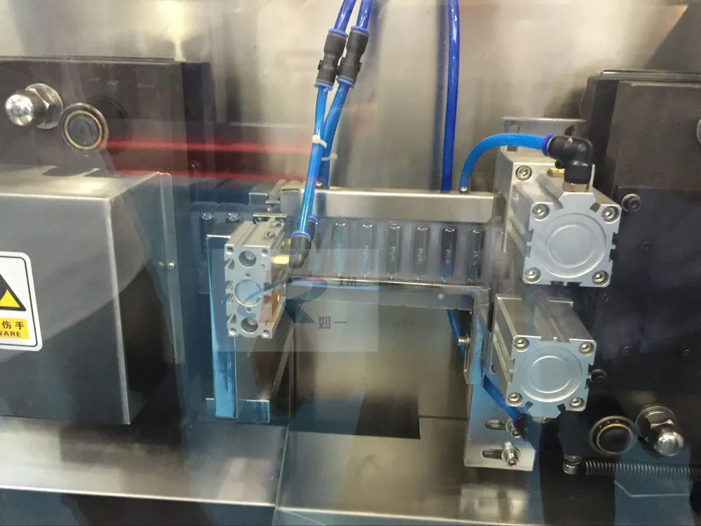 Ggs-118 P5 30ml Fruit Jelly PE Bottle Automatic Filling Sealing Machine