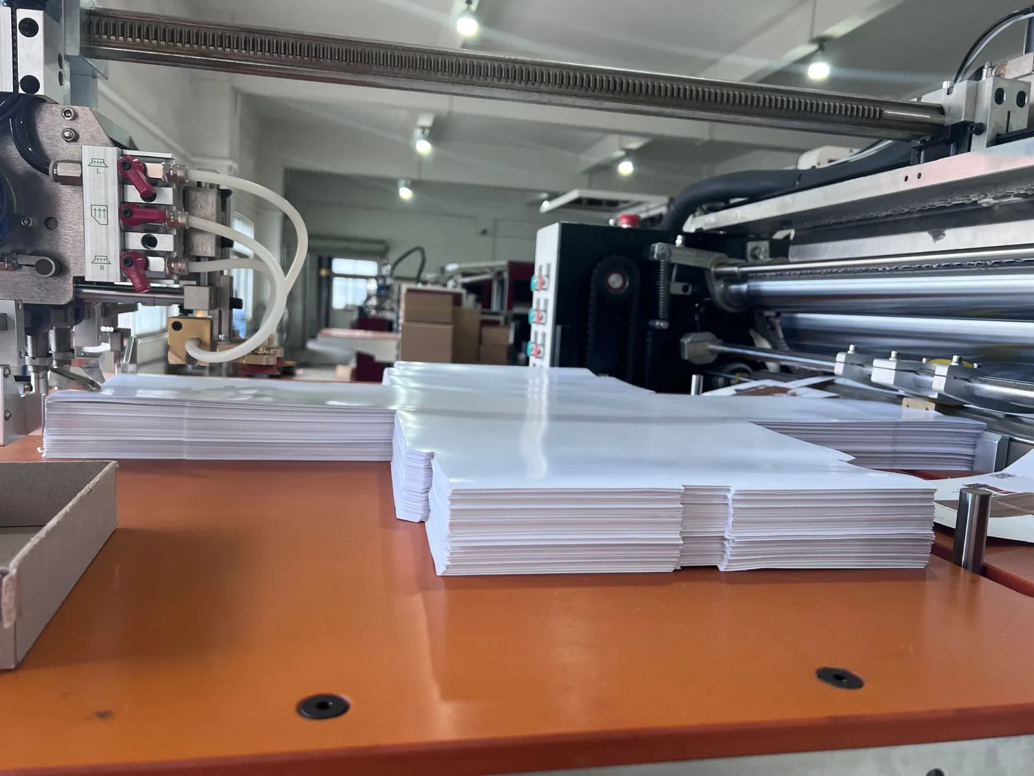 Jelly Glue Sealing and Lining Combination Machine. Automation Jelly Glue and Hot Melt Glue Packaging Equipment